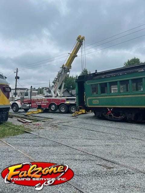 Read more about the article Heavy Tow Truck Lifts 120,000 lb Railroad Car