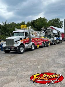 Read more about the article Tow Truck Service Hauls 5 Axle Truck